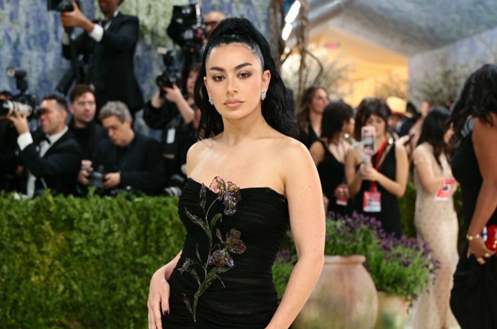 Charli XCX Sering Tidur Pakai Makeup, Sebut Hasilnya Justru Lebih Bagus Keesokan Hari